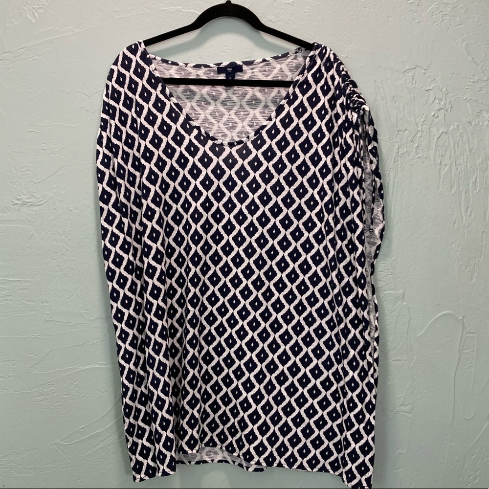 GAP 
L Blue/ White Knit top 
Approx 
23 A to A
32 S to H